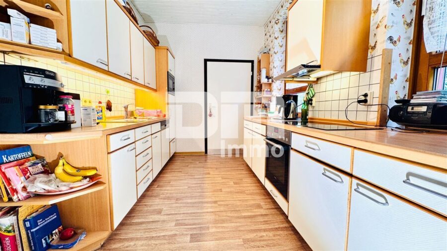 Modernisiertes Einfamilienhaus auf riesigem Grundstück mit Carport und Nebengebäude - EG Küche mit EBK / Vorratsraum